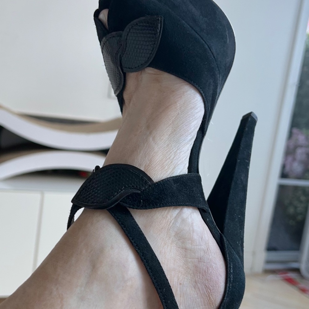 Giambattista Valli Italian Black Suede Sandals Pumps Heels - Size 7.5 - Picture 9 of 16